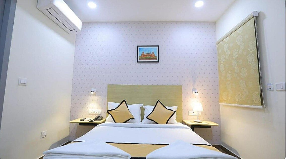 DELUXE ROOM