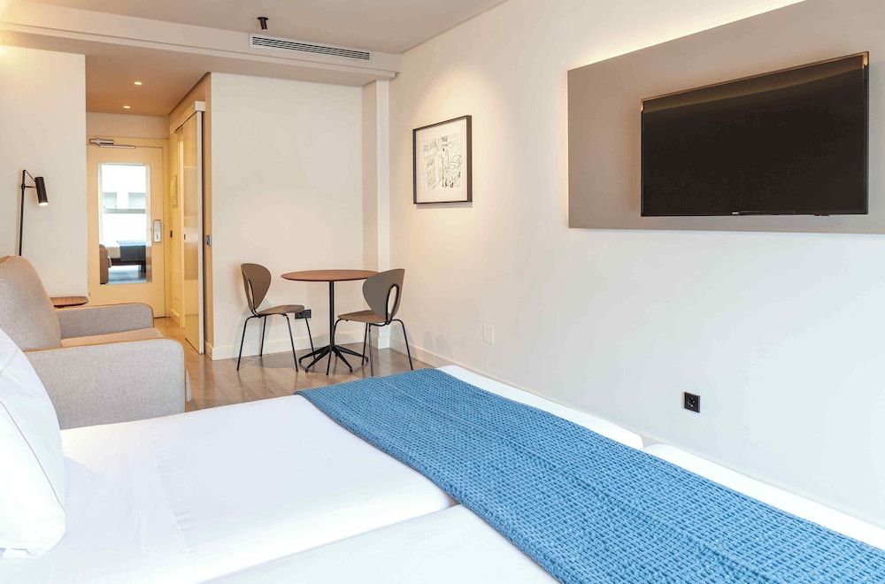 Suites Viena Plaza de España Triple Room 11