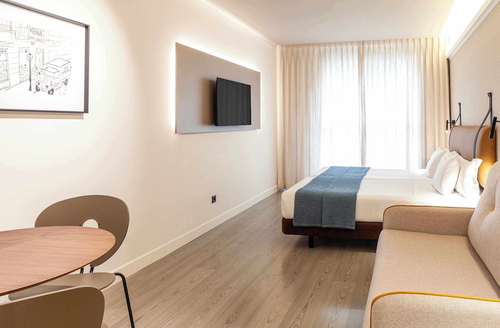 Suites Viena Plaza de España Triple Room 8