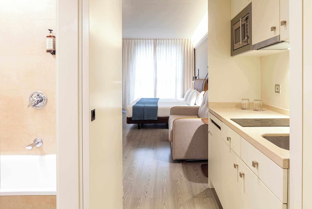 Suites Viena Plaza de España Triple Room 10