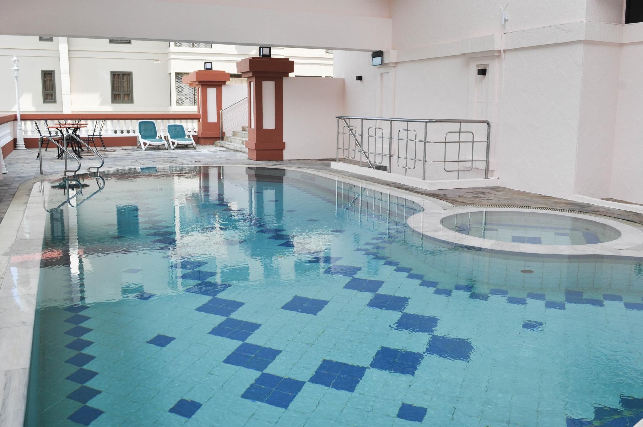 swimming pool [outdoor]