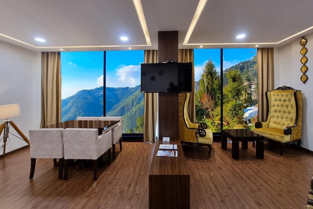 Executive Suite, 1 King Bed with Sofa bed, Non Smoking, Mountain View (with Sofabed)