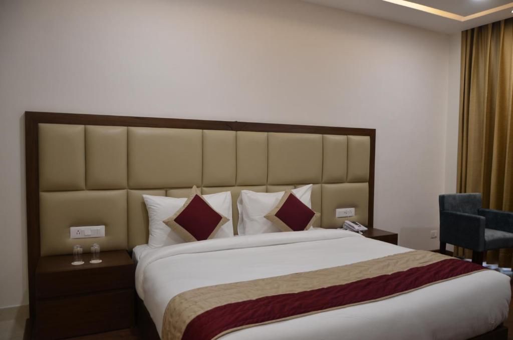 Best Western Dalhousie 1 King Bed, Non-Smoking, Superior Room, Flat Screen Television, In-Room Safe, Mini Bar, Coffee Maker