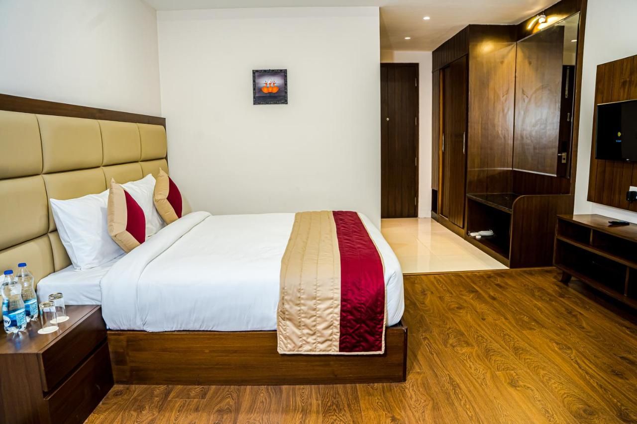 Suite-1 King Bed, Non-Smoking, Executive Room, Sofabed, Flat Screen Television, Mountain View, Coffe