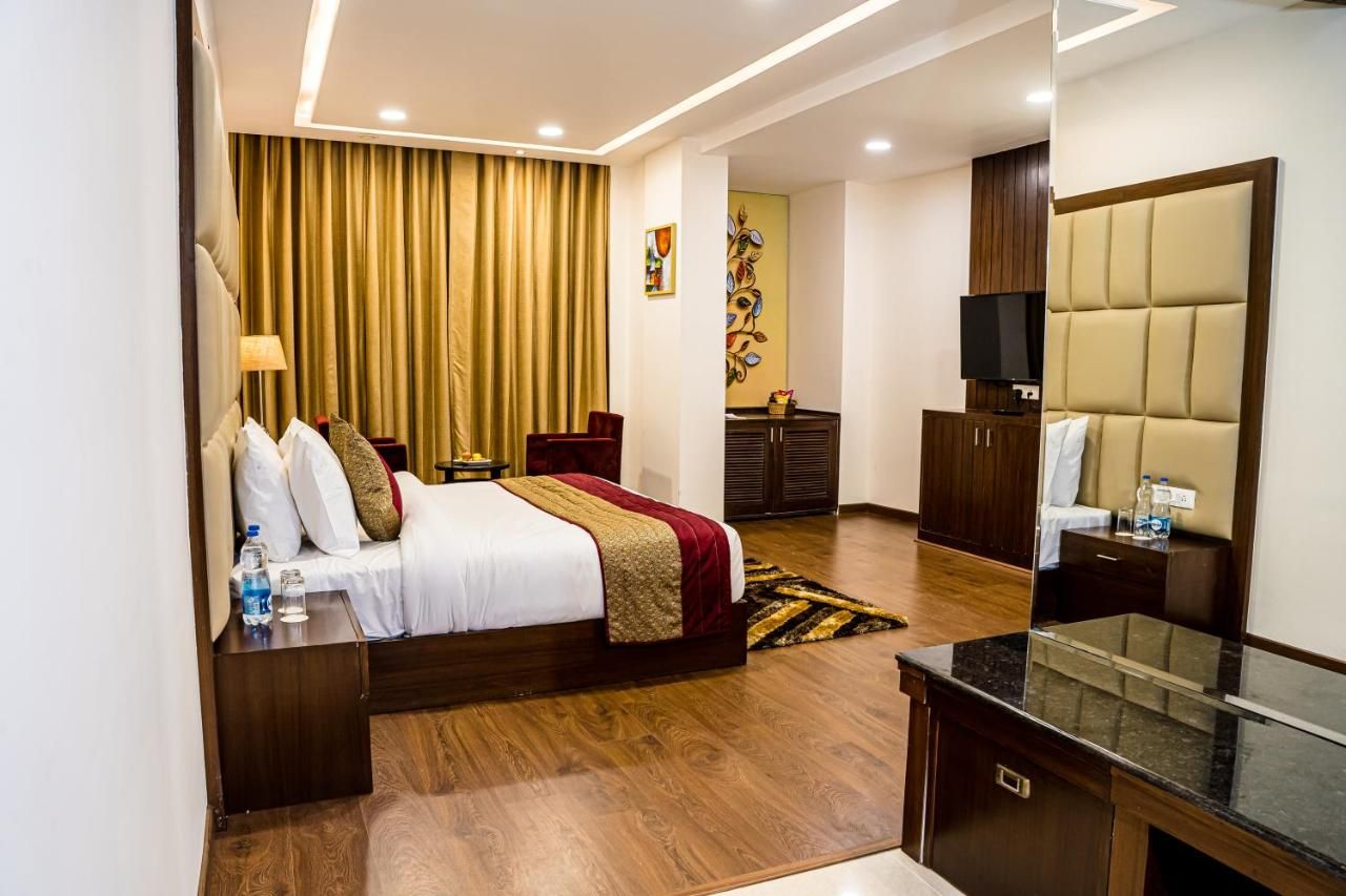 1 King Bed, Non-Smoking, Premium Room, Flat Screen Television, Mountain View, In-Room Safe, Coffee M