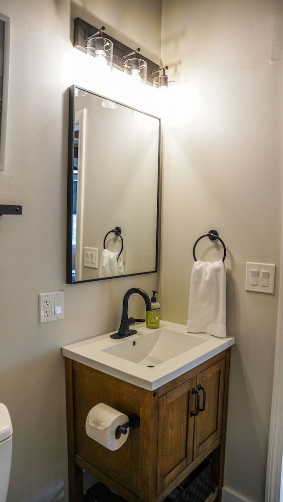 Old Mill Inn Room, River View (The Williamsburg Suite)