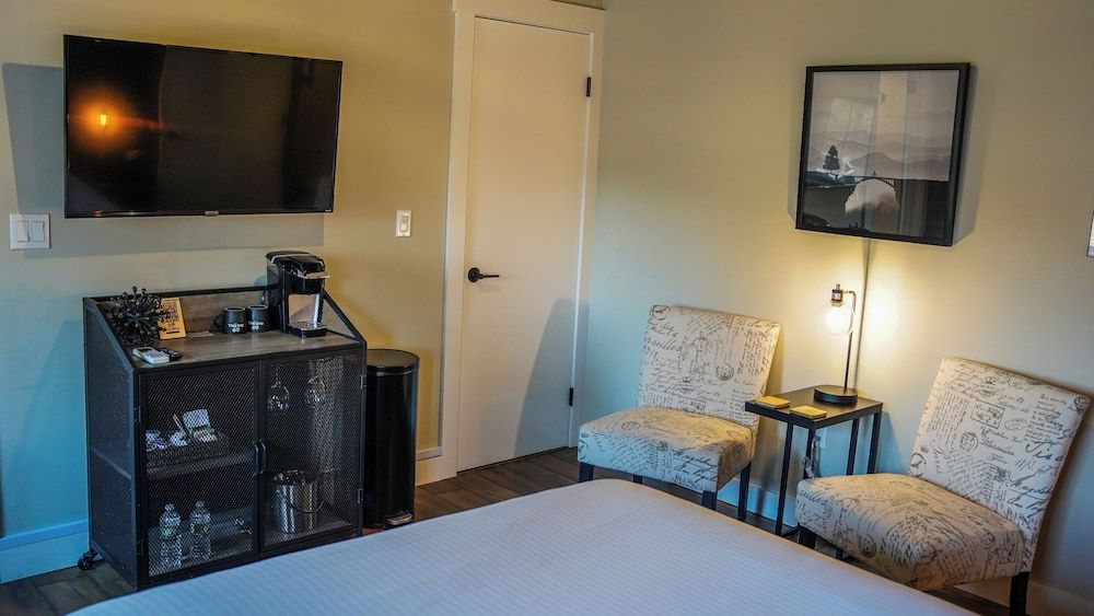 Old Mill Inn Room (The Berkshire Room) 5