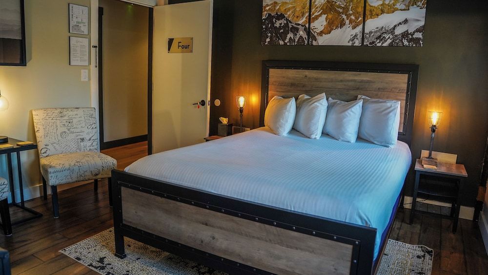 Old Mill Inn Room (The Berkshire Room) 3