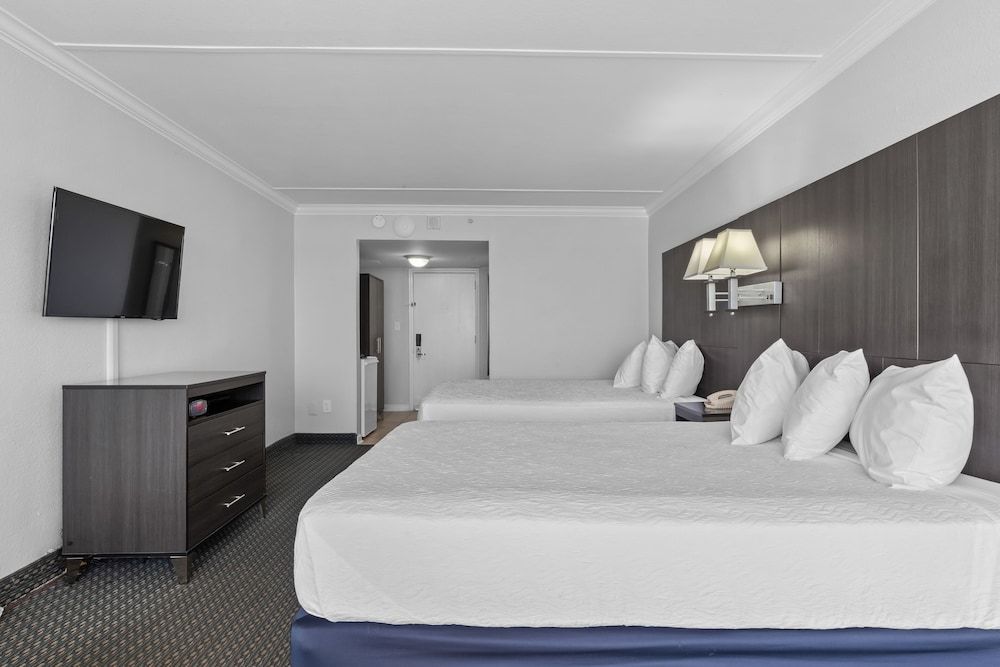 Grande Shores Ocean Resort Standard Room, 2 Queen Beds, Non Smoking (Side View)