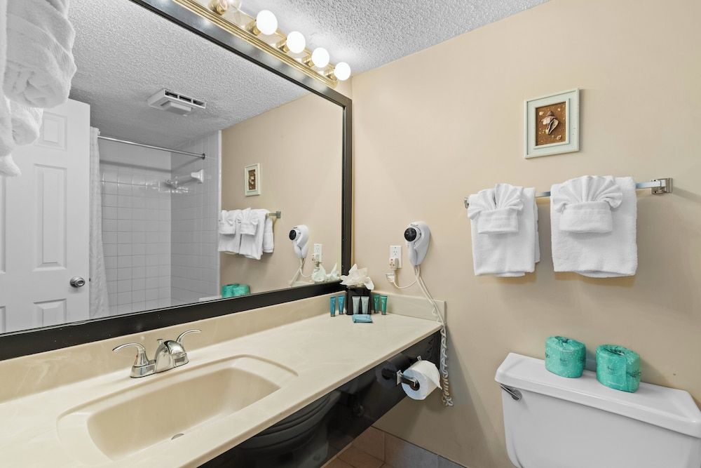 Grande Shores Ocean Resort Standard Room, 2 Queen Beds, Non Smoking (Side View) 8