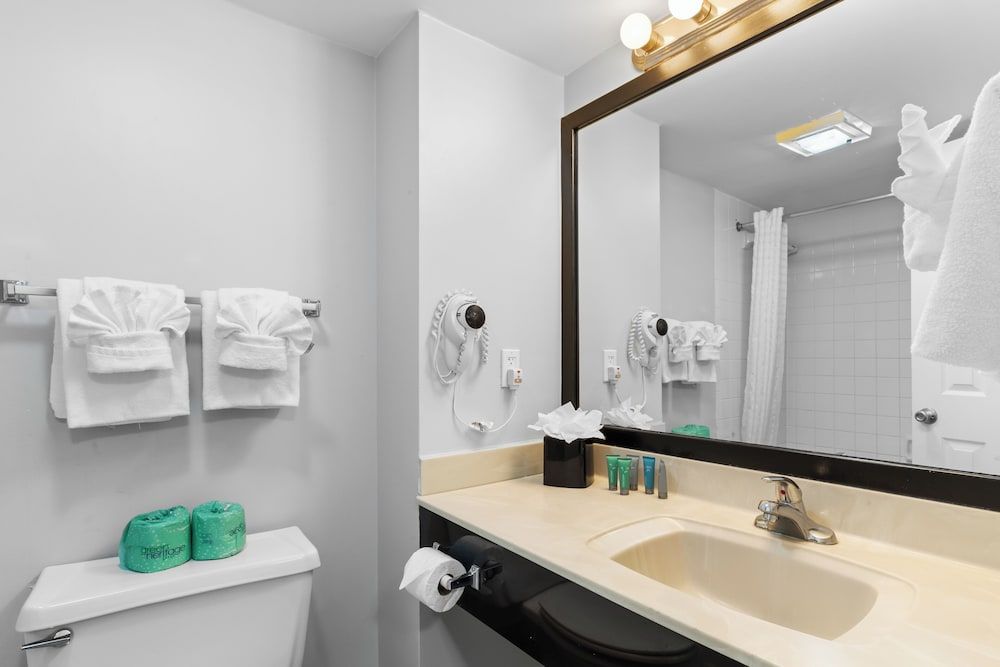 Grande Shores Ocean Resort Standard Room, 2 Queen Beds, Non Smoking (Side View) 7