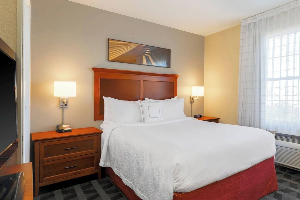 Studio, 1 Queen Bed, Non Smoking (Mobility/Hearing Access, Roll-in Shwr)