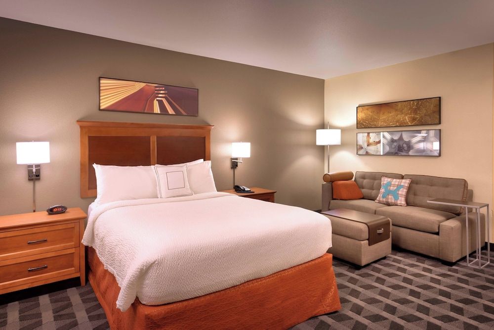 Studio, 1 Queen Bed, Non Smoking (Mobility/Hearing Access, Roll-in Shwr)