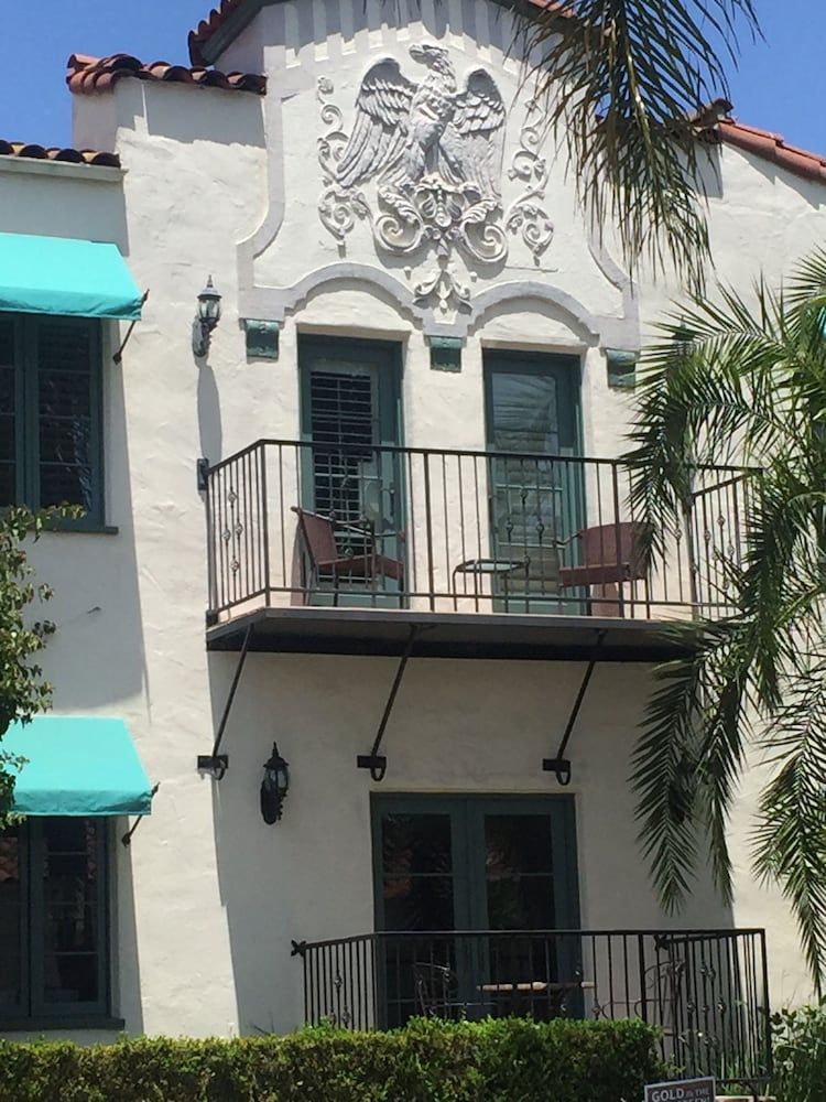 undefined The Eagle Inn 9