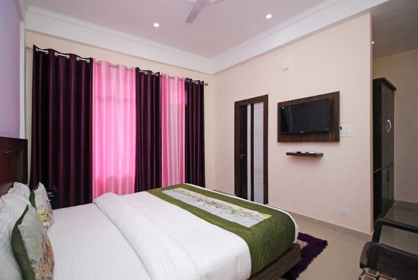 Hotel Chandni Semi Deluxe AC Room