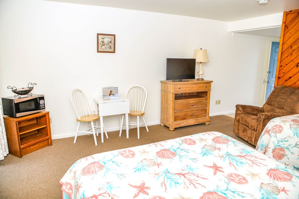 Waterside Inn Standard Double Room, 2 Queen Beds, Non Smoking 4