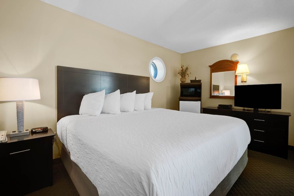 Grand Atlantic Ocean Resort Standard Room, 1 King Bed, Balcony, Partial Ocean View 2