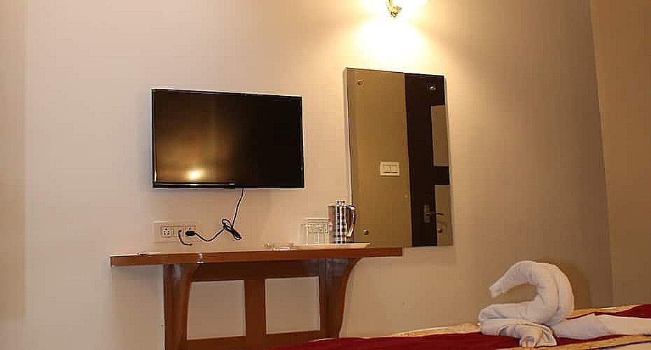 undefined Hotel Leo International 10