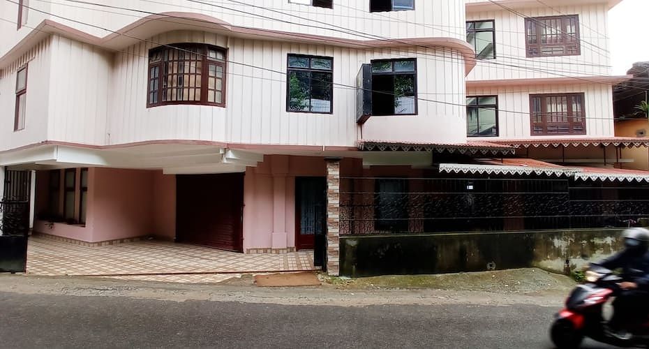 undefined Hotel Leo International 6