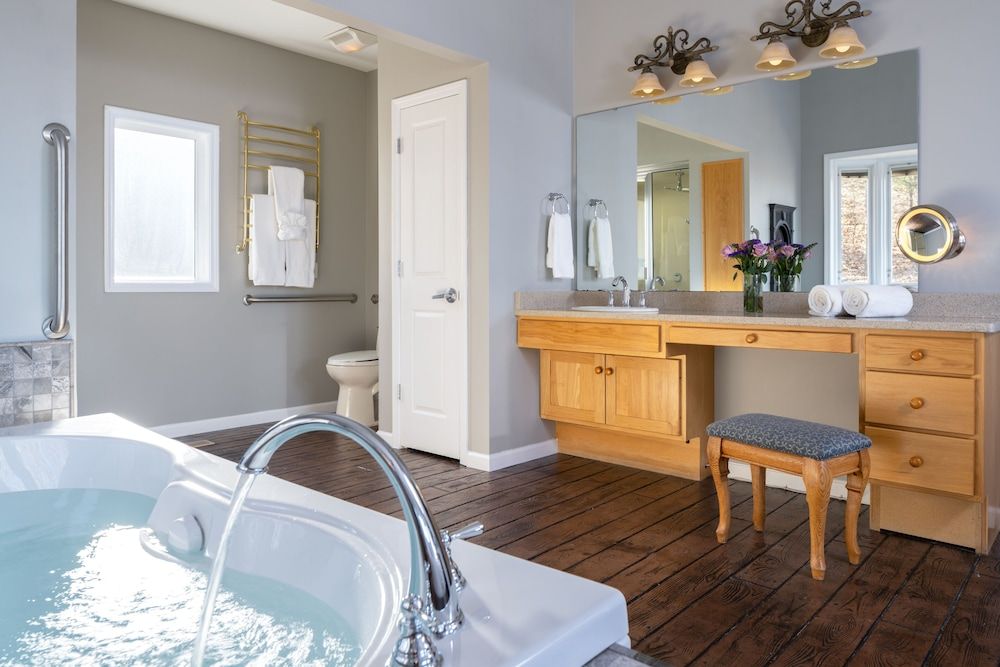 Hermann Hill Deck-Level Cottage Suite - ADA 3