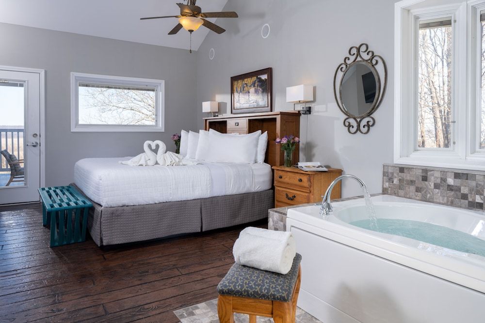 Hermann Hill Deck-Level Cottage Suite - ADA