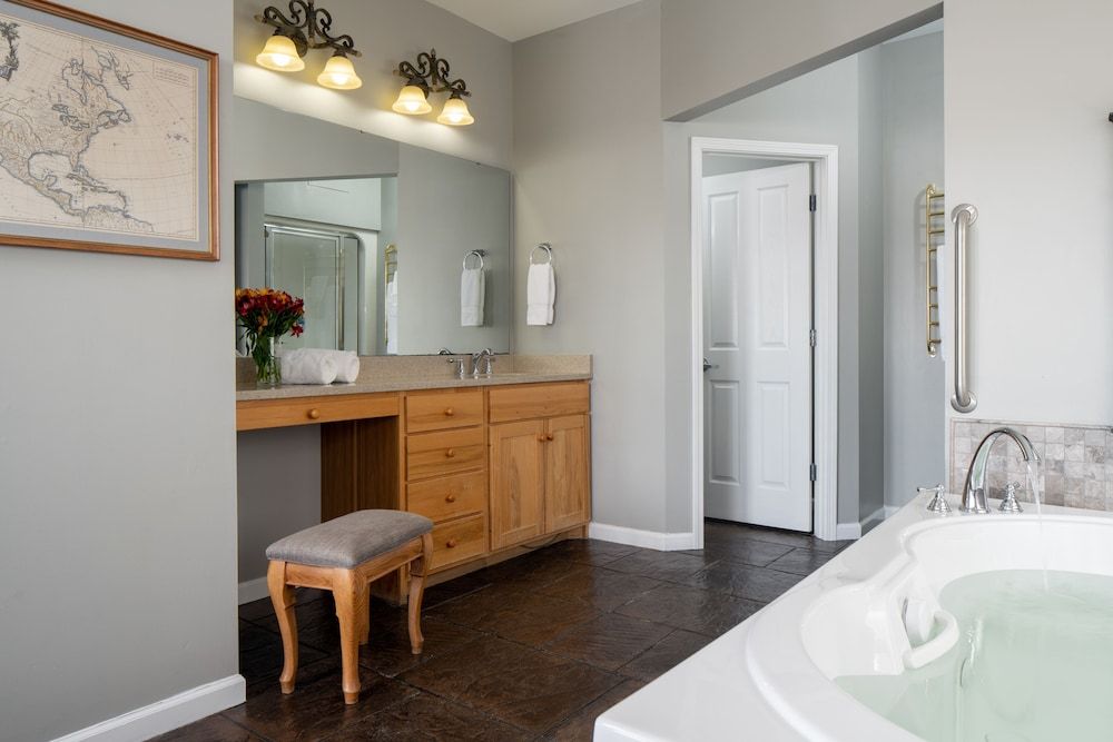 Hermann Hill Patio Level 2 bedroom suite 3