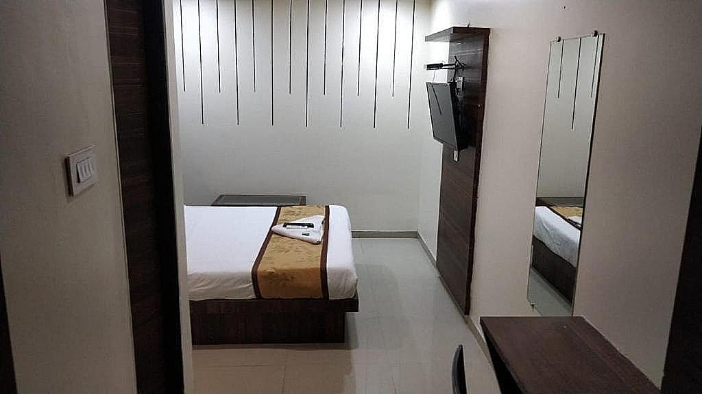 Hotel J D Residency Super Deluxe 11