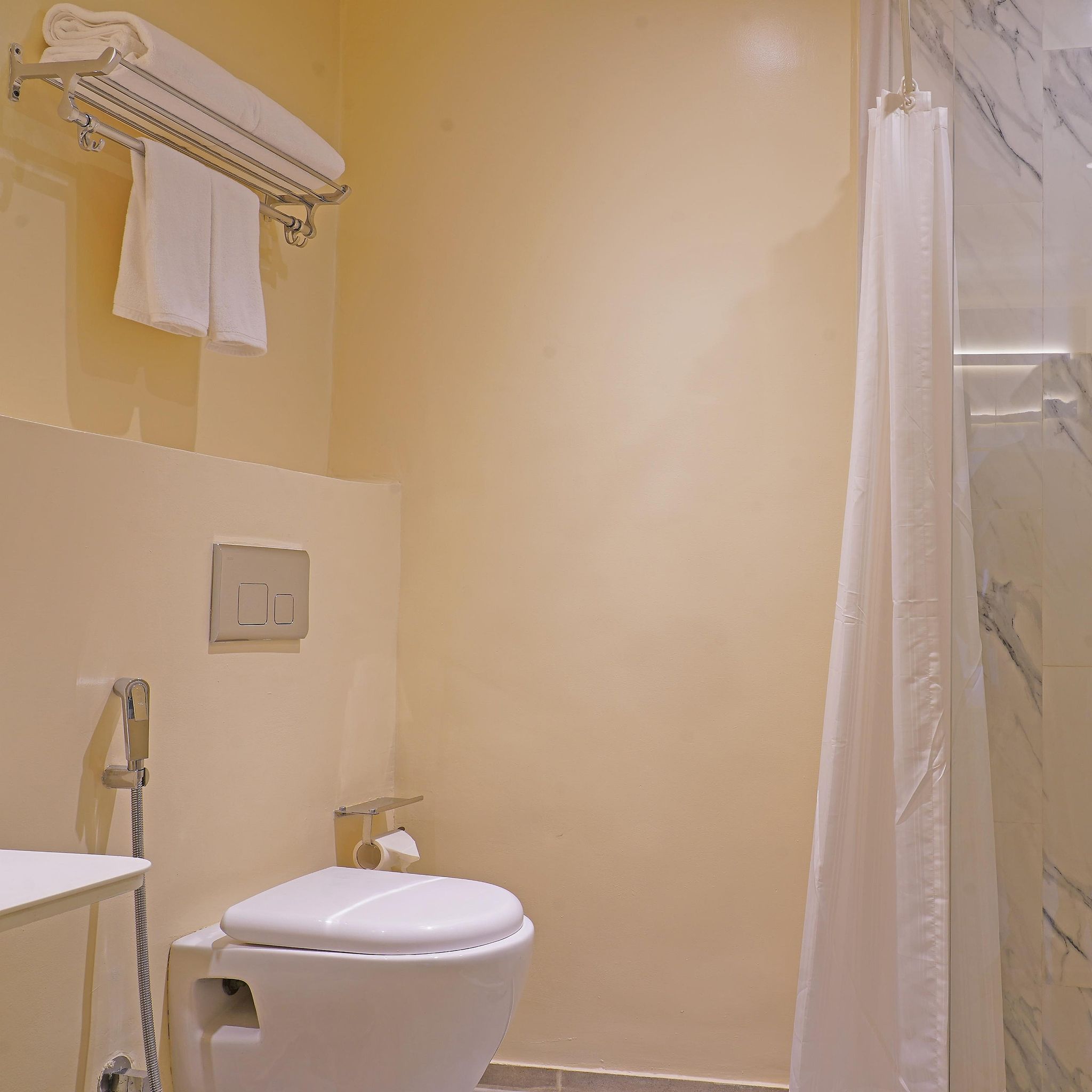 Bloom - Golf Course Road Standard Queen Room 6