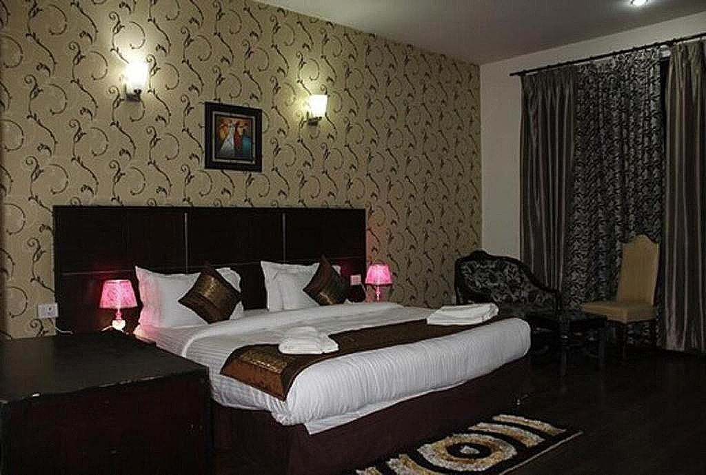 Lime Tree Hotel Sushant Lok Deluxe Double Room with Balcony 41