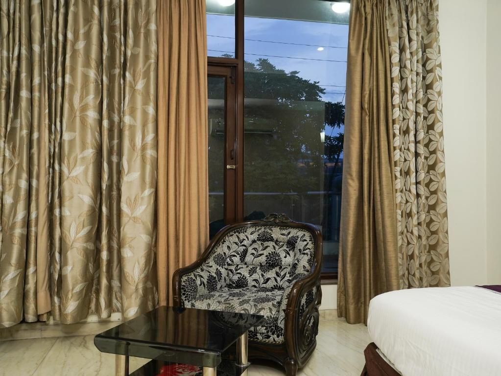 Lime Tree Hotel Sushant Lok Deluxe Double Room with Balcony 36