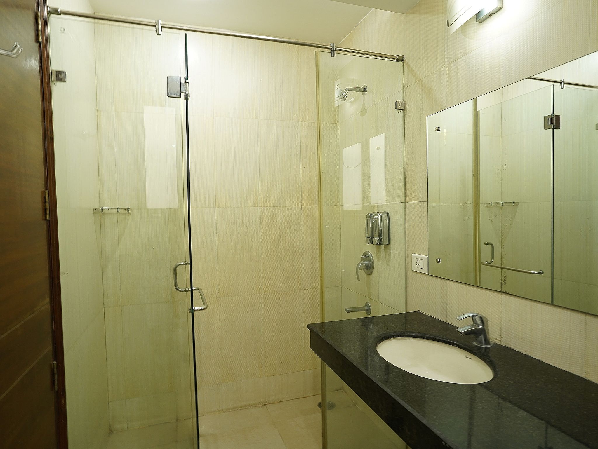 Lime Tree Hotel Sushant Lok Deluxe Double Room with Balcony 3