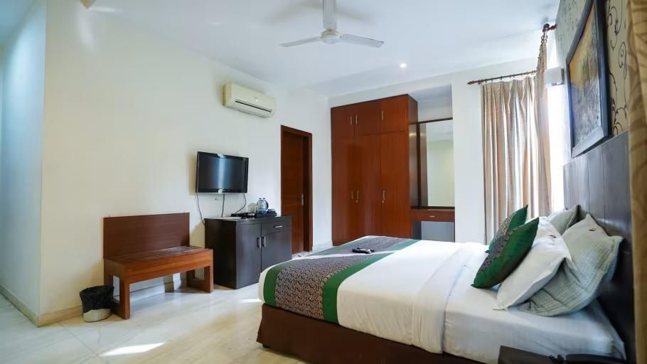 Lime Tree Hotel Sushant Lok Deluxe Double Room with Balcony 46