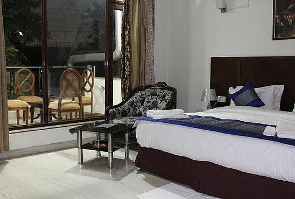 Lime Tree Hotel Sushant Lok Deluxe Double Room with Balcony 40