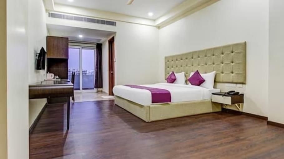 Lime Tree Hotel Sushant Lok Deluxe Double Room with Balcony 15