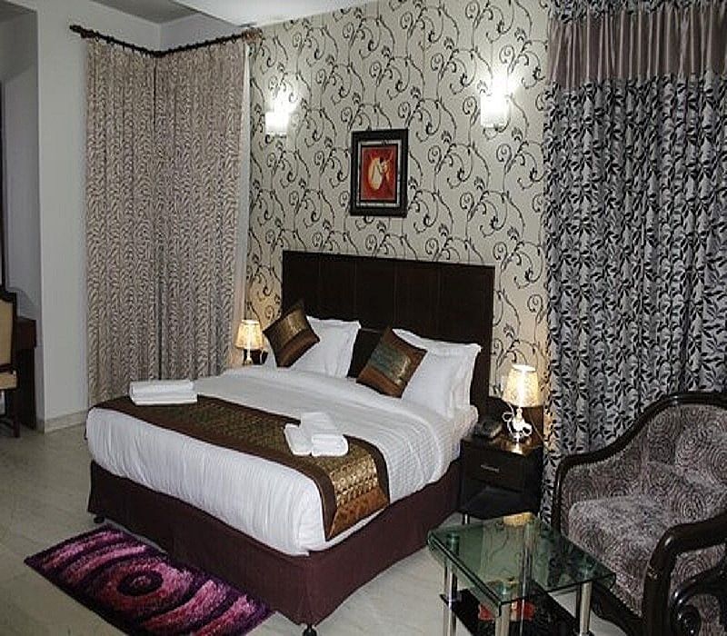 Lime Tree Hotel Sushant Lok Deluxe Double Room with Balcony 6