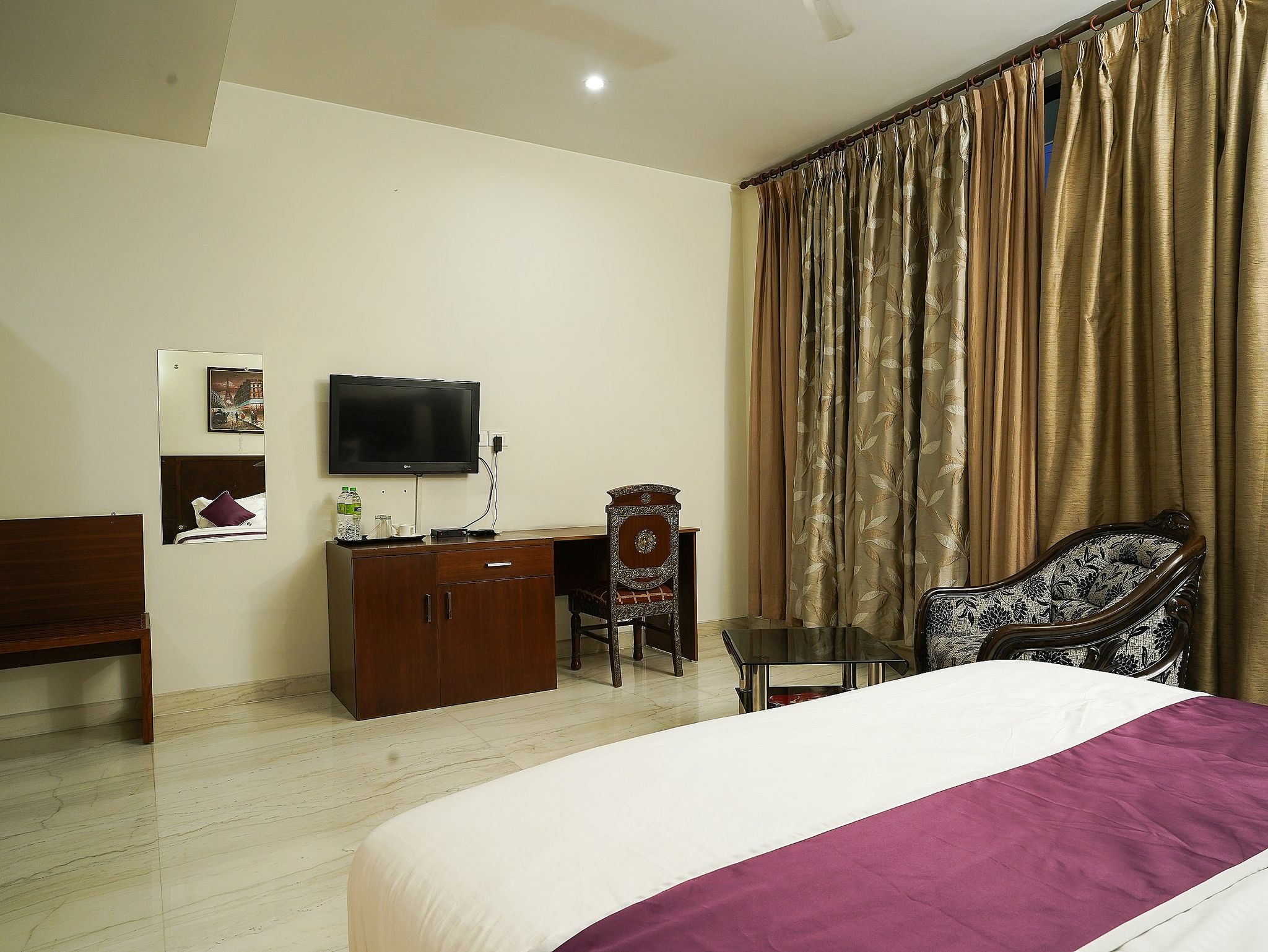 Lime Tree Hotel Sushant Lok Deluxe Double Room with Balcony 2