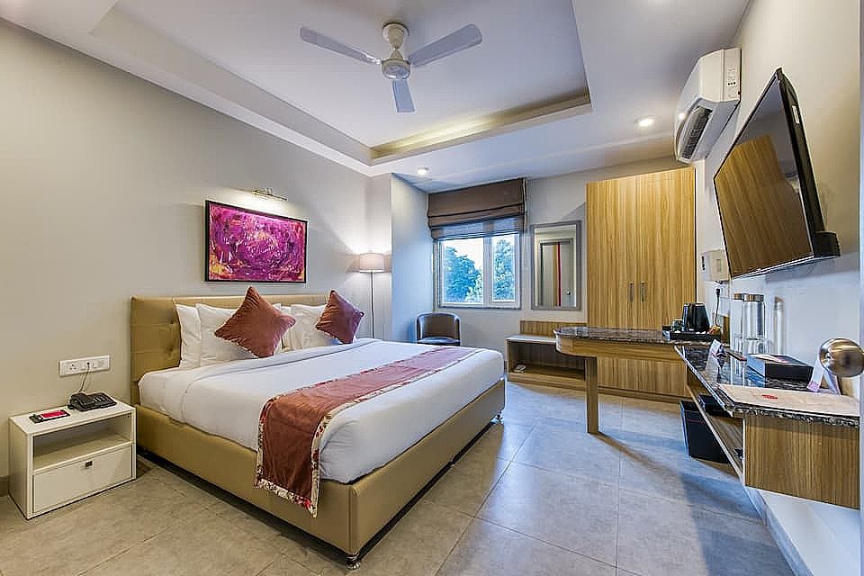 ROSASTAYS Gurugram Sec 31  Executive Room 9