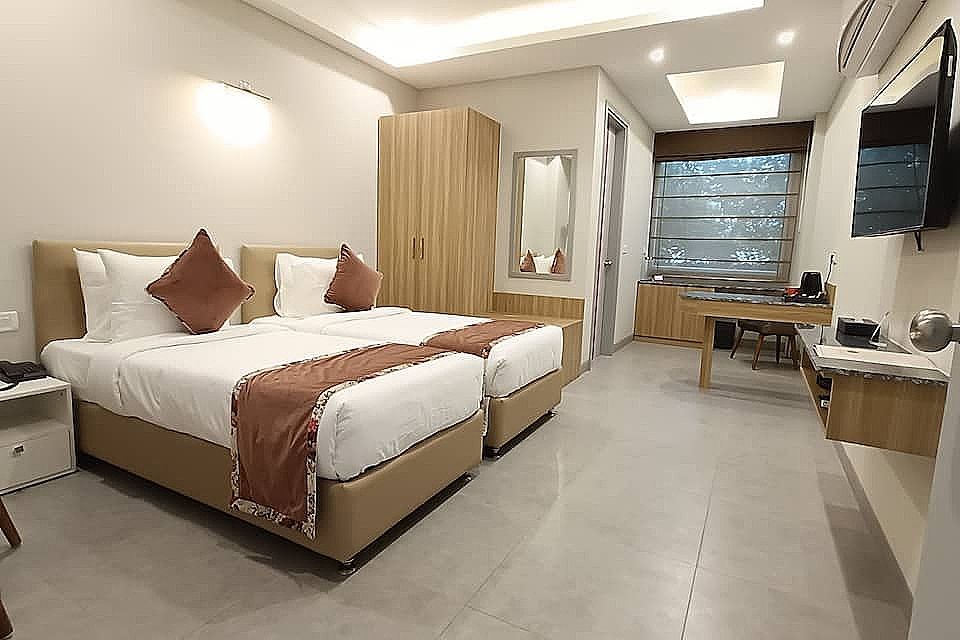 ROSASTAYS Gurugram Sec 31  Executive Room 5