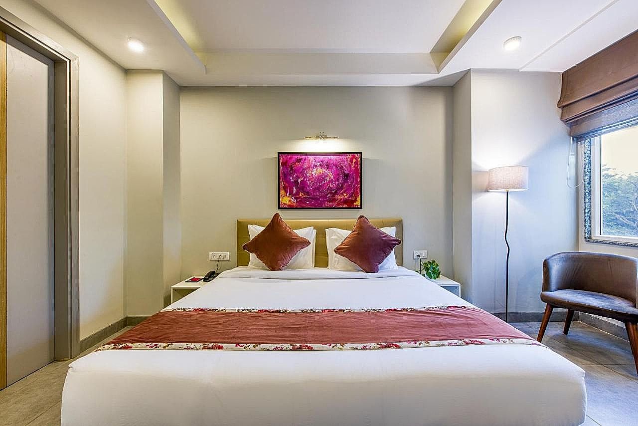 ROSASTAYS Gurugram Sec 31  Executive Room 6