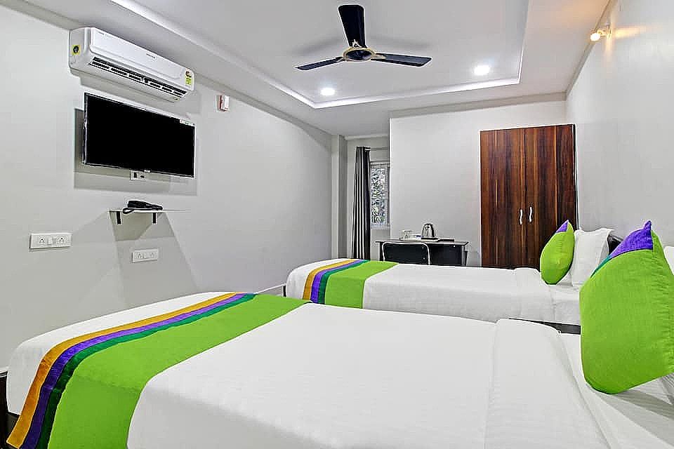 Itsy Hotels Sunrise Grand Standard Double Room 6