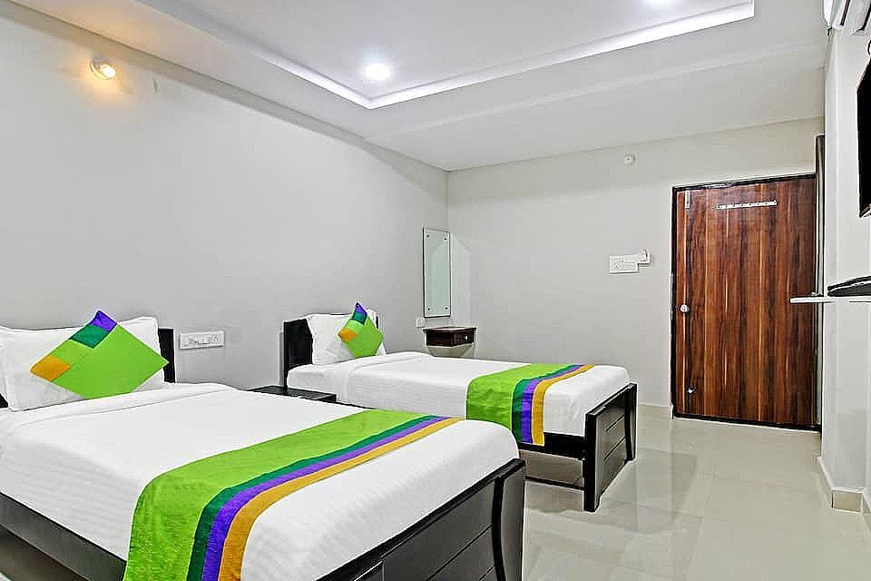 Itsy Hotels Sunrise Grand Standard Double Room 5