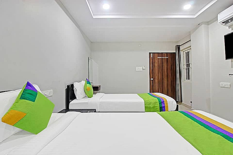 Itsy Hotels Sunrise Grand Standard Double Room 4