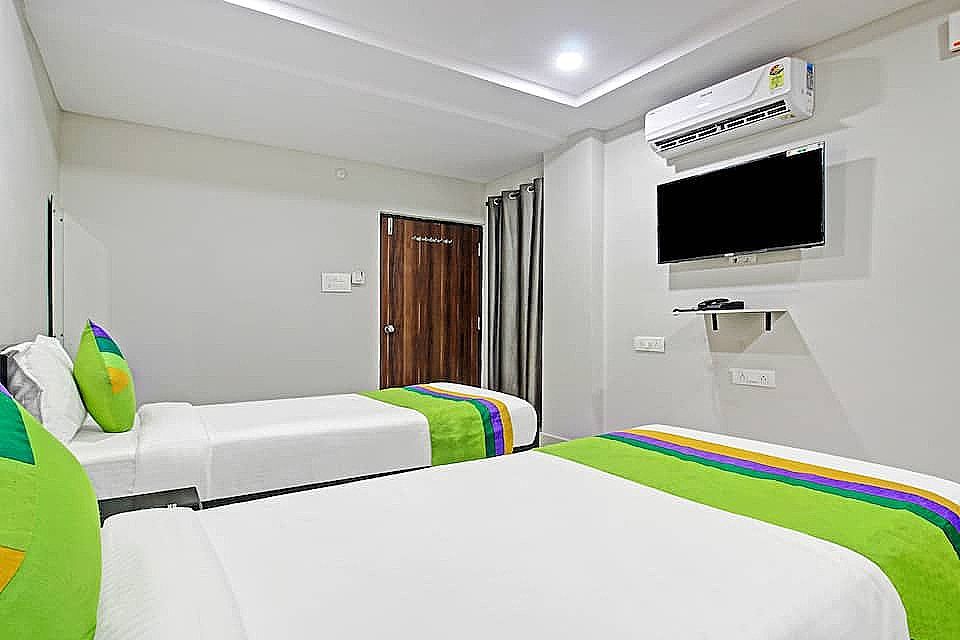 Itsy Hotels Sunrise Grand Standard Double Room 8
