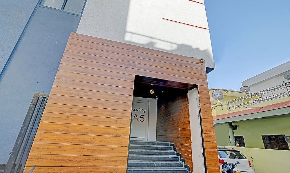 undefined Treebo Choudhary International, Vijay Nagar 8