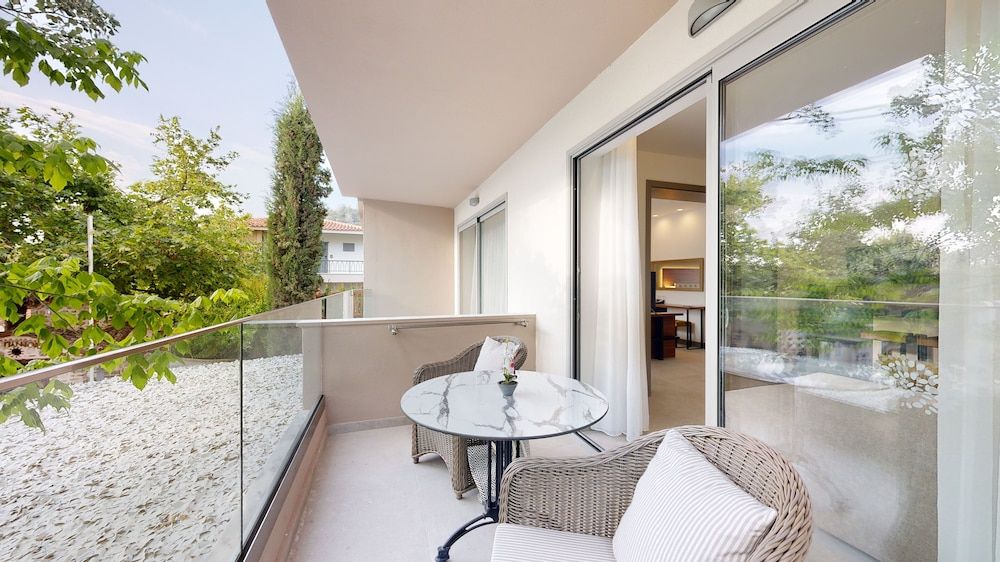 Acrotel Athena Pallas Executive Suite 8