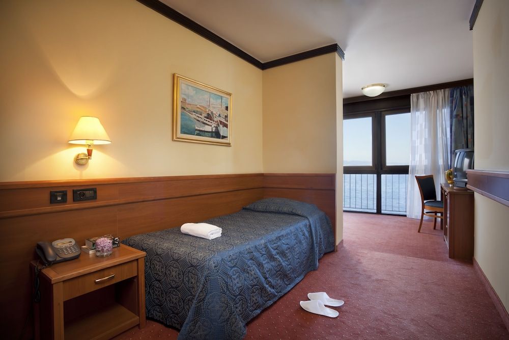 Single Room, Sea View