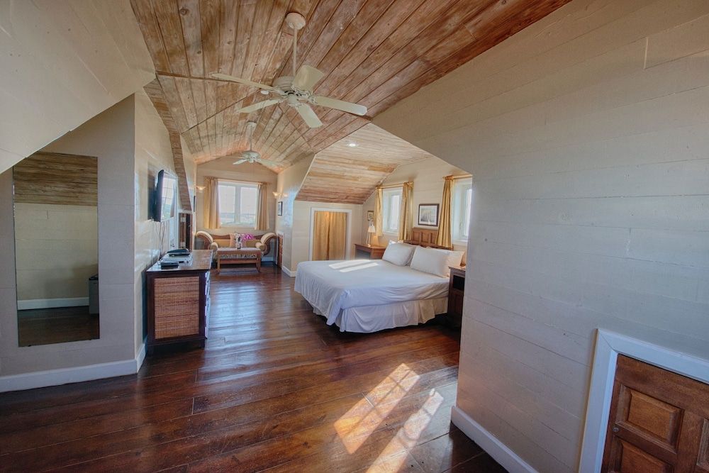 A Stone's Throw Away Studio Suite, 1 King Bed, Garden View 3