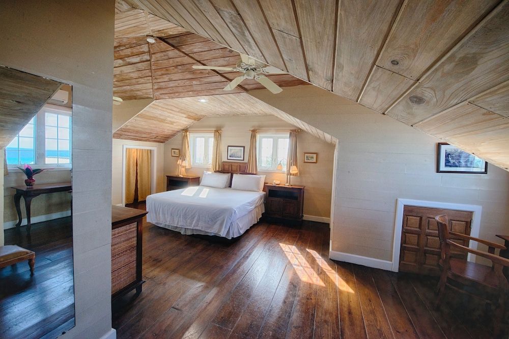 A Stone's Throw Away Studio Suite, 1 King Bed, Garden View 2