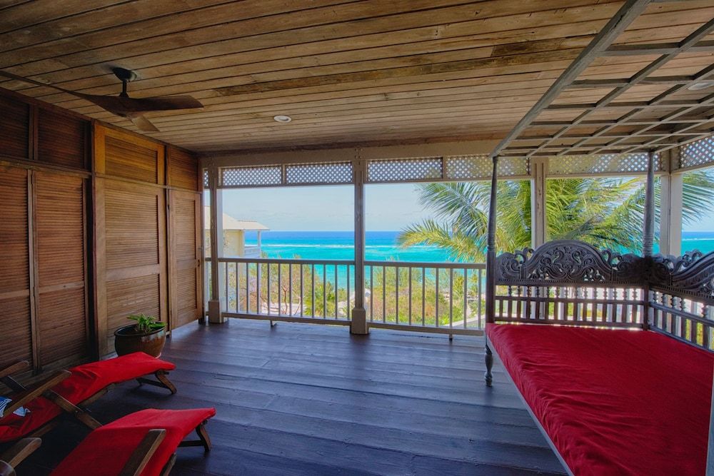 A Stone's Throw Away Suite, 1 King Bed, Ocean View 5