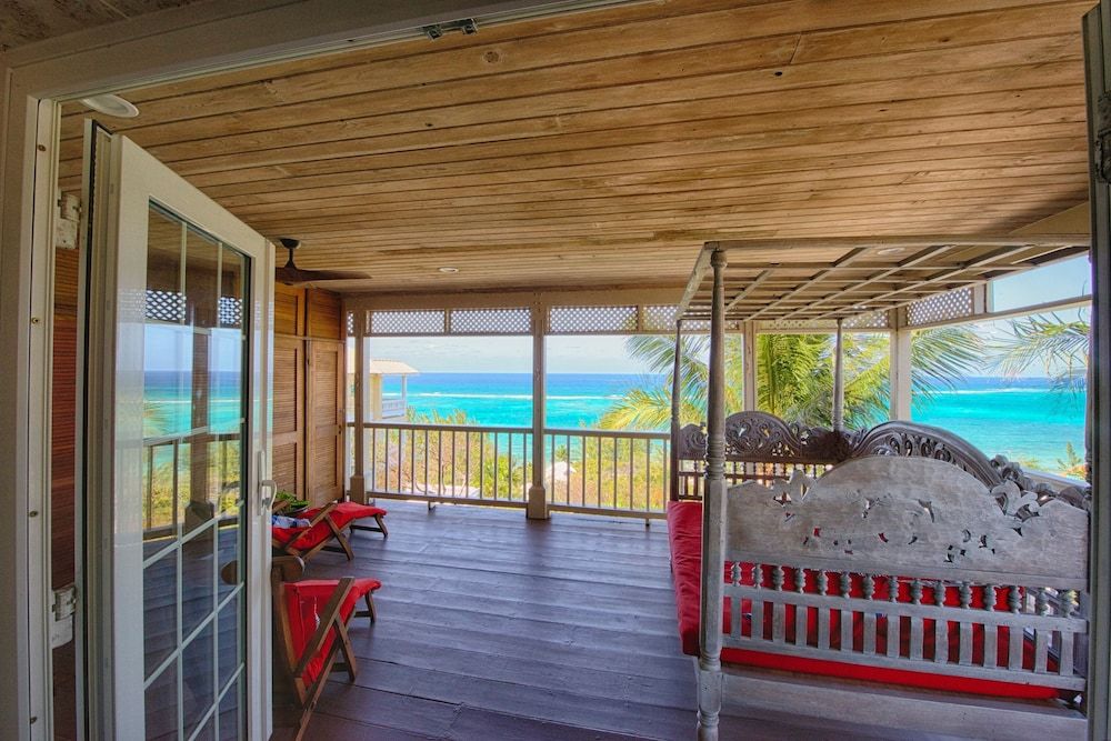 A Stone's Throw Away Suite, 1 King Bed, Ocean View 4